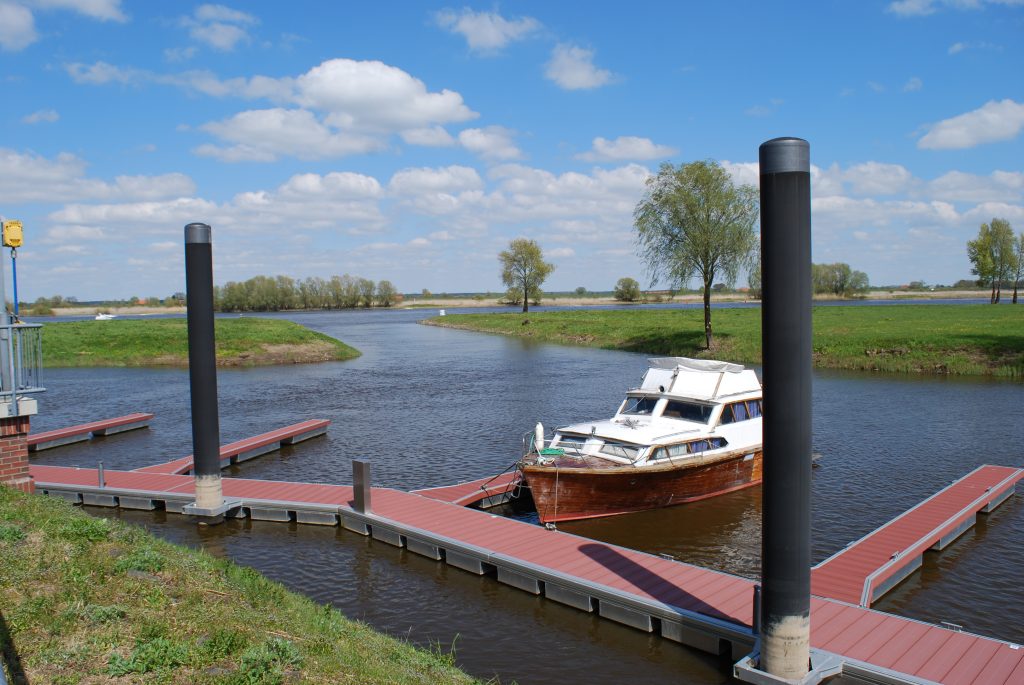 Bootssteg an der Elbe mit Boot