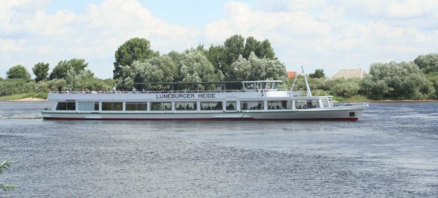 Ausfluigsschiff Lüneburger Heide auf der Elbe